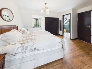 MASTER BEDROOM- click for photo gallery